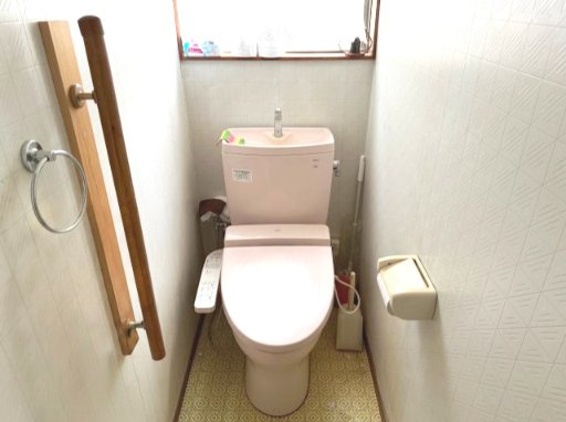 売中古戸建　駿河区池田のトイレ|明るく清潔感のあるトイレ。手すりを備えており、立ち座りの際にも配慮された使いやすい空間です。