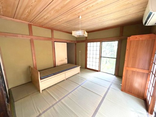 売中古戸建　駿河区池田の和室|木の温もりと趣を感じる落ち着いた和室。畳の風合いと障子越しの柔らかな光が、心地よい空間を演出します。