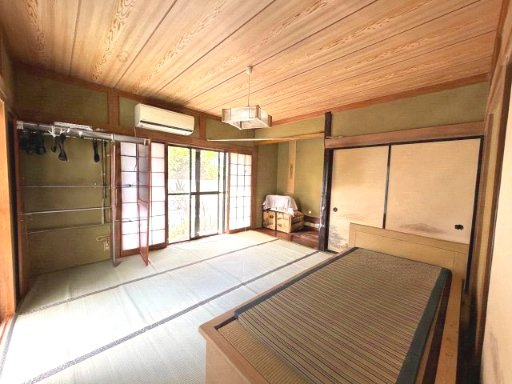 売中古戸建　駿河区池田の和室|木目の美しい天井が印象的な趣ある和室。大きな窓から光が差し込み、ゆったりと落ち着いて過ごせる空間です