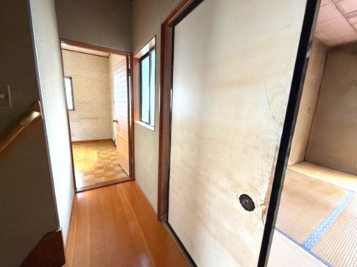 売中古戸建　駿河区池田の内装|各居室へつながる2階廊下。窓から光が差し込み、木の質感が心地よい、明るく穏やかな空間です。