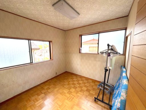 売中古戸建　駿河区池田の洋室|2面採光で明るく開放感のある2階洋室①。自然光が心地よく差し込み風通しにも配慮された快適な空間です。
