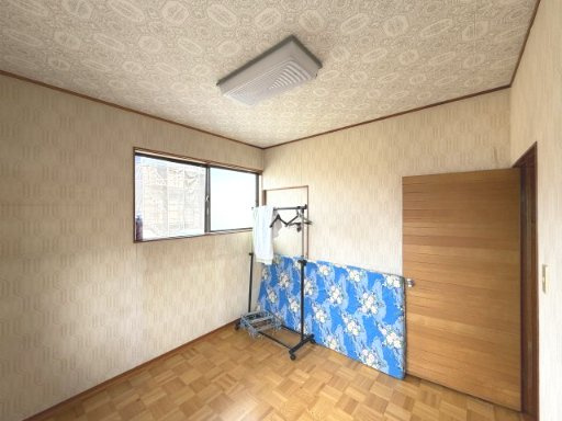 売中古戸建　駿河区池田の洋室|2階の洋室①：シンプルな形状で家具を配置しやすいお部屋。書斎や子供部屋にも。