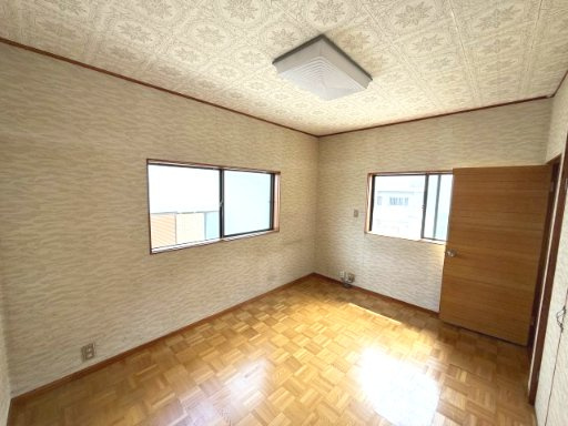 売中古戸建　駿河区池田の洋室|木目調の床と落ち着いた色合いの内装が魅力の2階の洋室②。家具を置きやすく、さまざまな用途に活用可能。