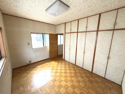 売中古戸建　駿河区池田の洋室|大容量の収納を備えた2階洋室②。すっきりと暮らせる収納力が魅力で、居住スペースもすっきり片付きます。