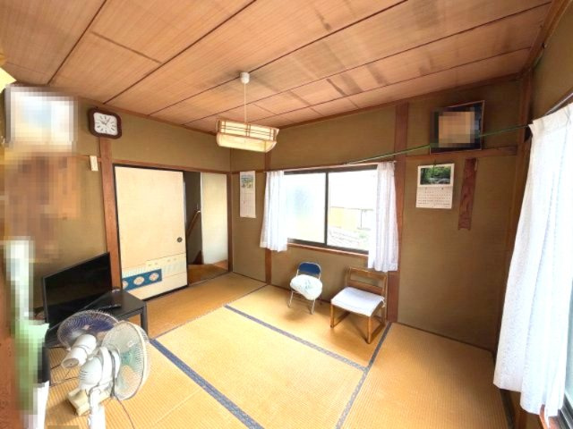 売中古戸建　駿河区池田の和室|木目の天井と畳が調和した、趣のある2階和室。窓から光が差し込み、ゆったり寛げる落ち着いた空間です。