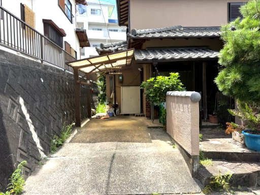 売中古戸建　駿河区池田の駐車場|敷地内に駐車スペースを確保。屋根付きのカーポートも備え、雨の日の乗り降りや荷物の出し入れにも便利です。