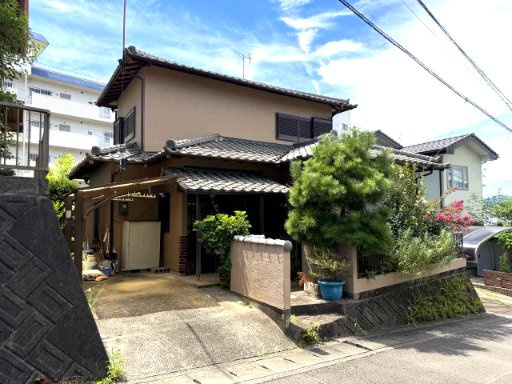 売中古戸建　駿河区池田の外観|瓦屋根と植栽が調和した趣のある和風住宅。落ち着いた佇まいと、どこか懐かしさを感じる外観が魅力です。