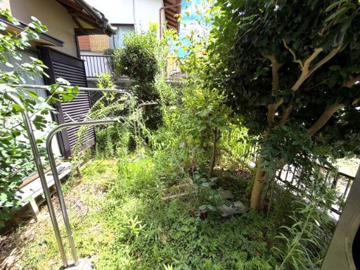 売中古戸建　駿河区池田の庭|緑豊かな庭付きの住まい。植栽を身近に感じながら、季節の移ろいを楽しめる癒やしの空間です。