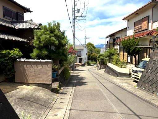 売中古戸建　駿河区池田の前面道路含む現地写真|道路より少し高くなった立地で、開放感のある住まい。前面道路からの視線が気になりにくいのも魅力です。