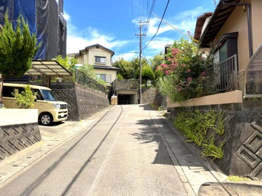 売中古戸建　駿河区池田の前面道路含む現地写真|閑静な住宅街に位置し、落ち着いた住環境が魅力。周辺の街並みに馴染み、穏やかな暮らしを楽しめます。