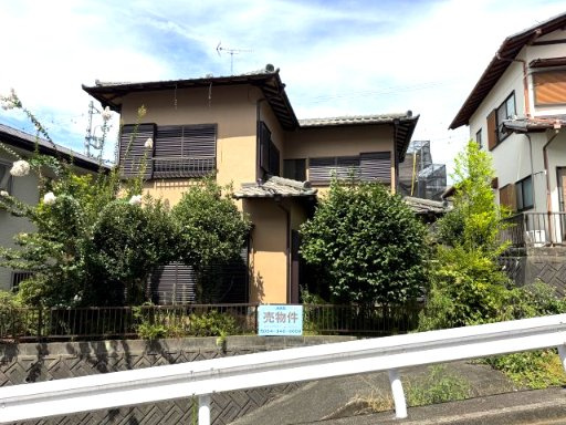 売中古戸建　駿河区池田の外観|植栽に囲まれた落ち着きある佇まい。道路から少し高くなった敷地で、外からの視線にも配慮された住まいです。