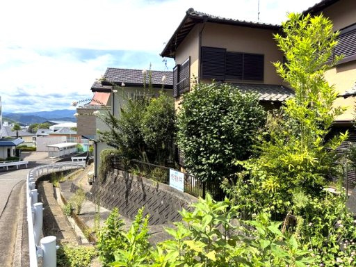 売中古戸建　駿河区池田の外観|道路から少し離れた位置に建つため、通行人からの視線が気になりにくい住まい。緑に囲まれた落ち着いた環境も魅力です。