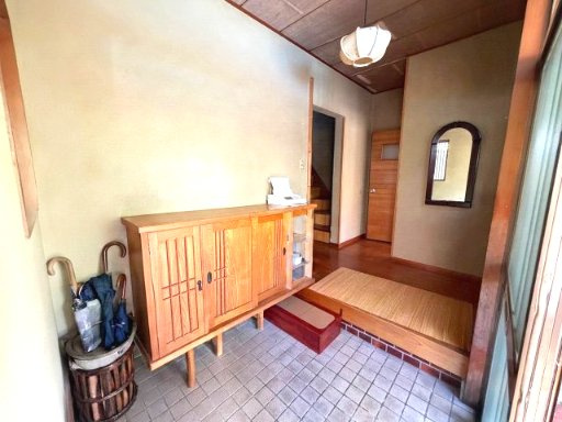 売中古戸建　駿河区池田の玄関|木の温もりと和の趣を感じる玄関。ゆとりある空間で、落ち着いた雰囲気の住まいへと迎えてくれます。