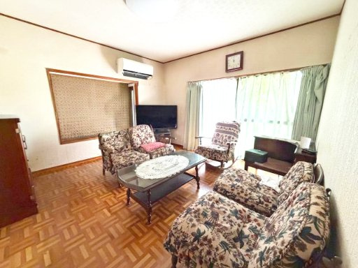 売中古戸建　駿河区池田の洋室|明るい陽射しが差し込む1階洋室。ゆったりとした広さで、家族のくつろぎ空間としても活用できます。