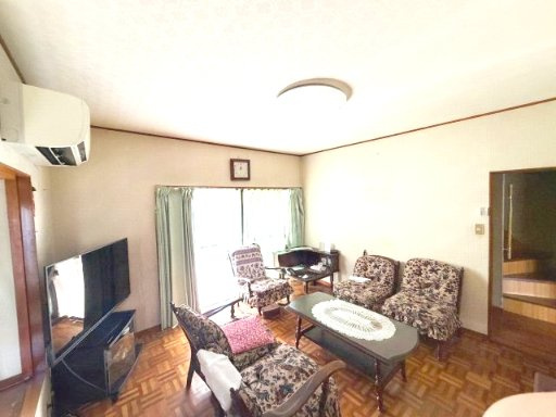 売中古戸建　駿河区池田の洋室|木目が美しい落ち着いた雰囲気の洋室。大きな窓から陽光が差し込み、家族のくつろぎ空間にもおすすめです。