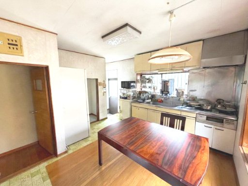 売中古戸建　駿河区池田のキッチン|ゆとりあるダイニングキッチンで、家族との会話を楽しみながら毎日の食事を囲める心地よい空間です。