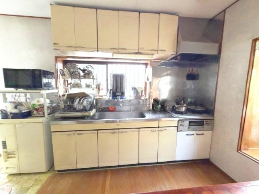 売中古戸建　駿河区池田のキッチン|収納豊富なシステムキッチン。広々とした作業スペースで、毎日の料理も快適に楽しめ、使い勝手もよいです。