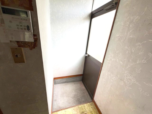 売中古戸建　駿河区池田のキッチン|キッチン横に勝手口を設けた便利な間取り。ゴミ出しや荷物の出し入れなど、家事動線にも配慮されています。