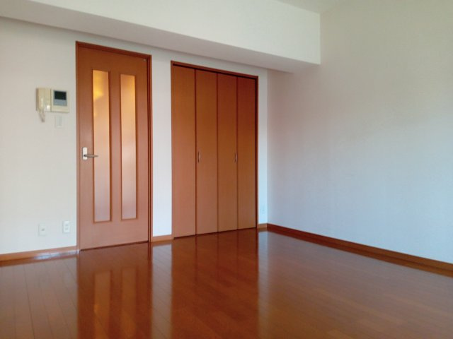 多摩市関戸５丁目の賃貸マンションの居間・リビング|こちらのリビングで趣味の時間をお楽しみください