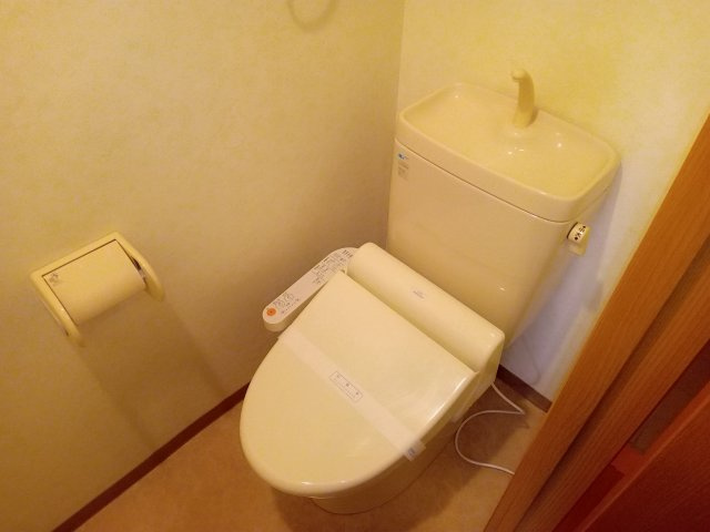 多摩市関戸５丁目の賃貸マンションのトイレ|落ち着いた色調のトイレです