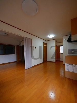 富士塚美和ハイツの居間・リビング|綺麗なフローリングのお部屋です！