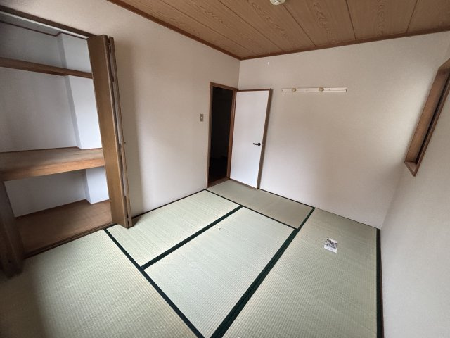 神戸市灘区深田町２丁目のアパートの居間・リビング