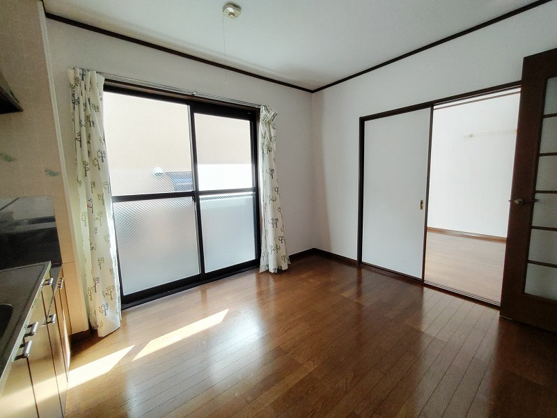 神戸市灘区深田町２丁目のアパートの居間・リビング