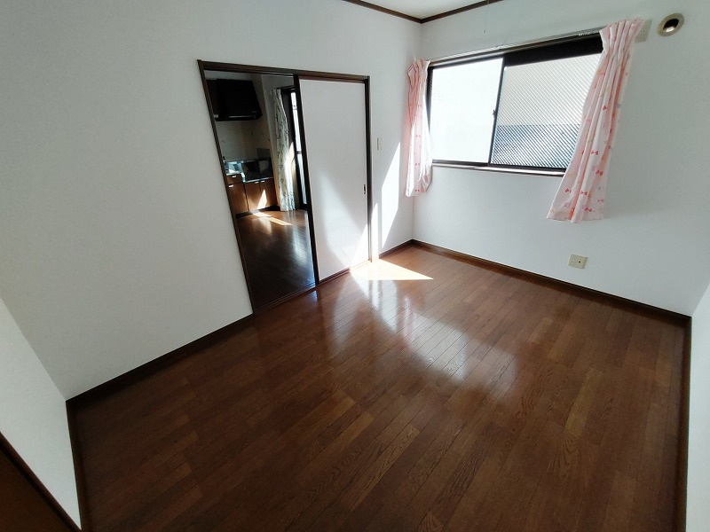 神戸市灘区深田町２丁目のアパートの居間・リビング