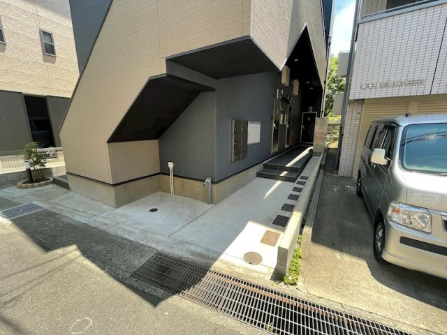 神戸市東灘区青木５丁目のアパートのエントランス