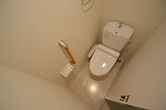 神戸市中央区加納町３丁目の賃貸マンションのトイレ