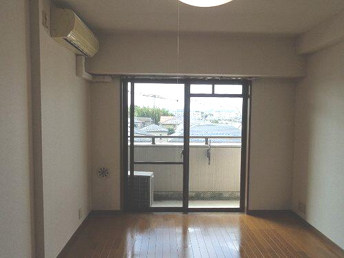 狛江市中和泉５丁目の賃貸マンションの居間・リビング