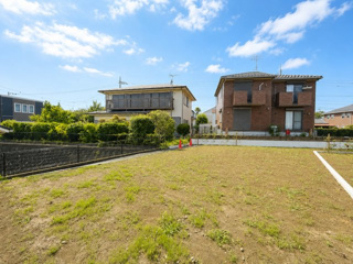 【外観】 | ◆一戸建てを中心とした街並みが整然と続き、周辺は高い建物が建っていないので、緑の多い閑静な趣を感じる環境です。街並みや周辺環境も重要なポイントです！！