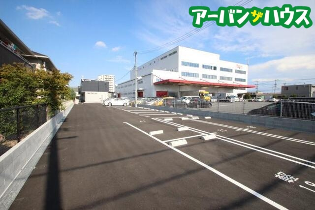 フォレスト平野B 西棟の駐車場