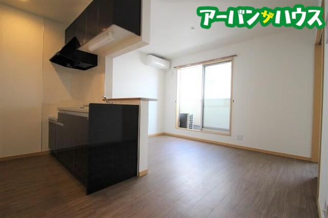 フォレスト平野B 西棟の居間・リビング