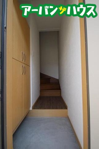 フォレスト平野B 西棟の玄関