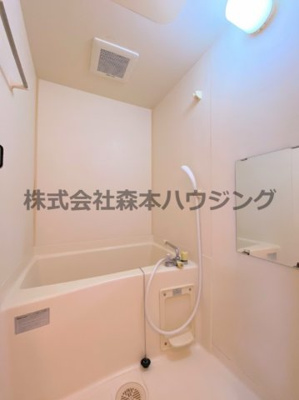 【浴室】 | 　メゾンティグレ | ※同タイプ別室の写真を使用しています。
　設備内容や色調など相違がある場合は実際のお部屋の現状優先となります。