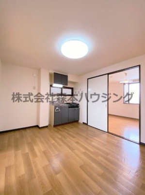【居間・リビング】 | 　メゾンティグレ | ※同タイプ別室の写真を使用しています。
　設備内容や色調など相違がある場合は実際のお部屋の現状優先となります。