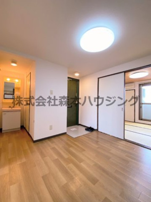 【居間・リビング】 | 　メゾンティグレ | ※同タイプ別室の写真を使用しています。
　設備内容や色調など相違がある場合は実際のお部屋の現状優先となります。