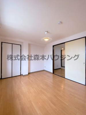 【洋室】 | 　メゾンティグレ | ※同タイプ別室の写真を使用しています。
　設備内容や色調など相違がある場合は実際のお部屋の現状優先となります。