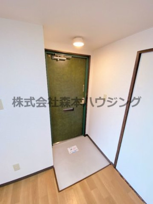 【玄関】 | 　メゾンティグレ | ※同タイプ別室の写真を使用しています。
　設備内容や色調など相違がある場合は実際のお部屋の現状優先となります。