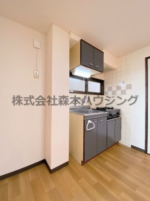 【キッチン】 | 　メゾンティグレ | ※同タイプ別室の写真を使用しています。
　設備内容や色調など相違がある場合は実際のお部屋の現状優先となります。