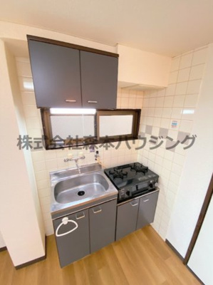 【キッチン】 | 　メゾンティグレ | ※同タイプ別室の写真を使用しています。
　設備内容や色調など相違がある場合は実際のお部屋の現状優先となります。