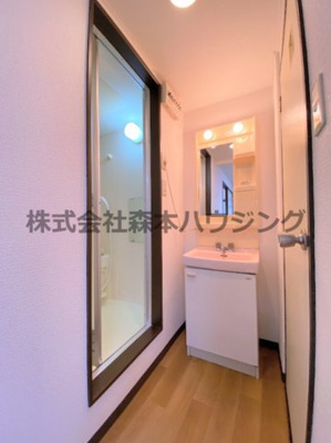 【洗面所】 | 　メゾンティグレ | ※同タイプ別室の写真を使用しています。
　設備内容や色調など相違がある場合は実際のお部屋の現状優先となります。