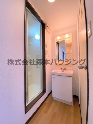 【洗面所】 | 　メゾンティグレ | ※同タイプ別室の写真を使用しています。
　設備内容や色調など相違がある場合は実際のお部屋の現状優先となります。