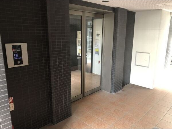 スカイコート御器所のエントランス