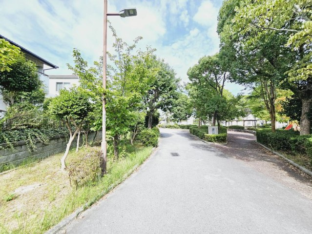 狩場台４丁目土地の前面道路含む現地写真|南側道路