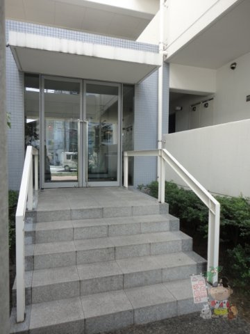シャインコート岡南町のエントランス