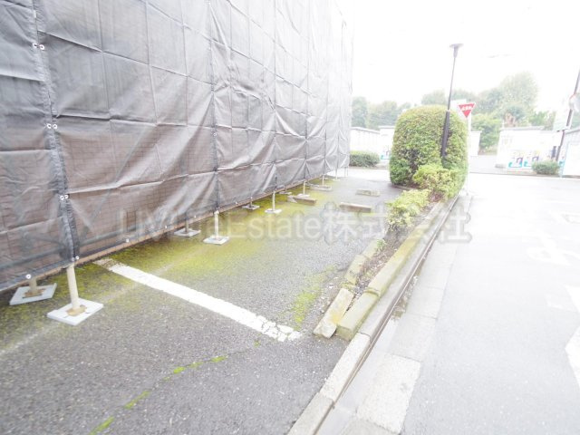 ファミーユ柳沢の駐車場