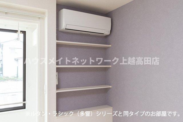 グラン　アクシス　Ⅰの収納|収納棚（参考室内写真ルタン・ラシック（多雪）と同タイプ）
