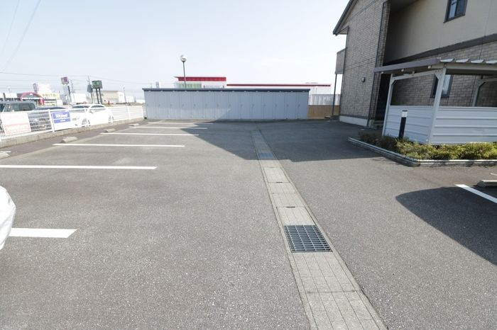 フリージア砺波の駐車場
